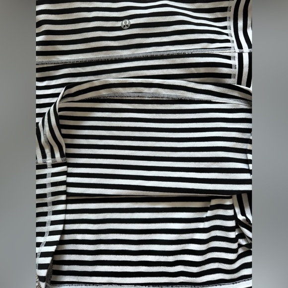 LULULEMON Scoop Neck Tank Black White Bold Stripes Racerback Shelf Bra Size 10 - Picture 5 of 5
